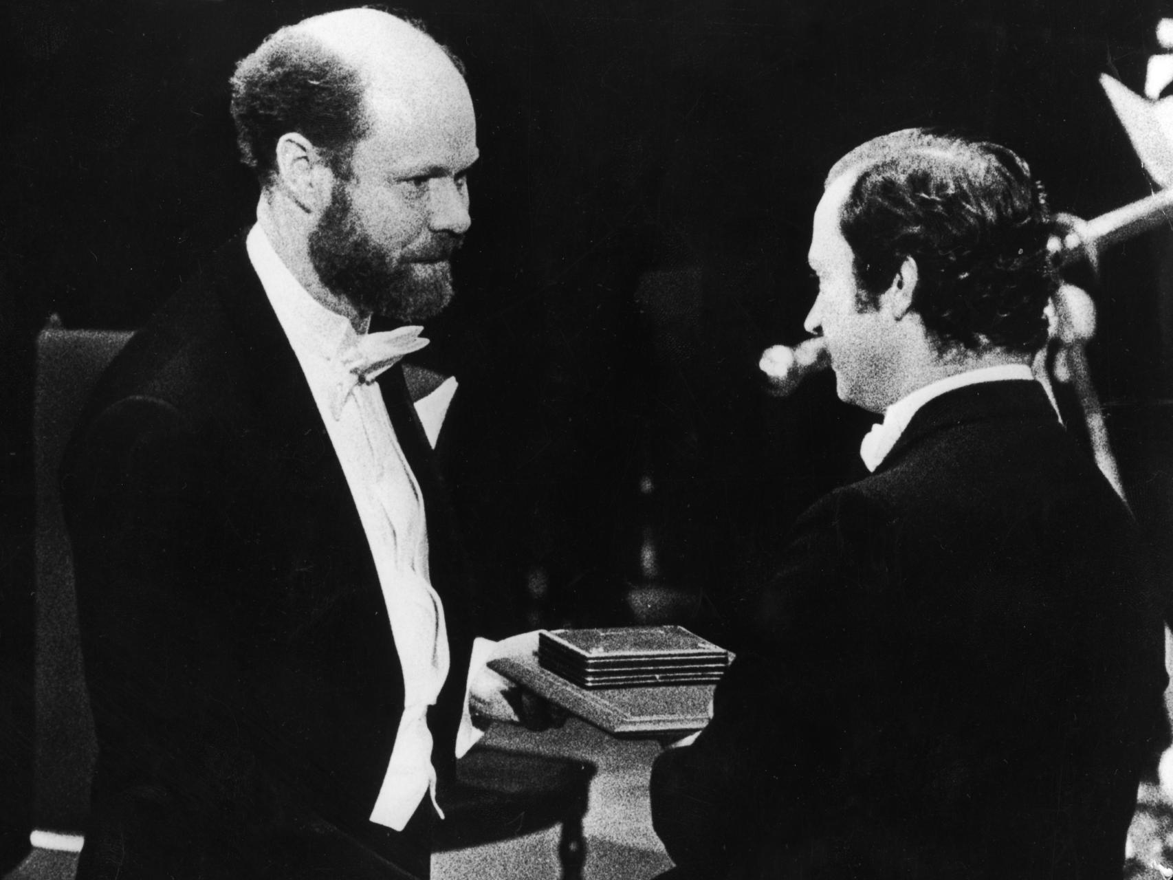 Robert Wilson, al recibir el premio Nobel de Física en 1978.
