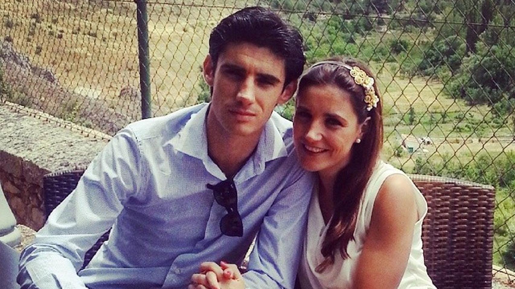 El torero fallecido Víctor Barrio junto a su viuda, Raquel Sanz.