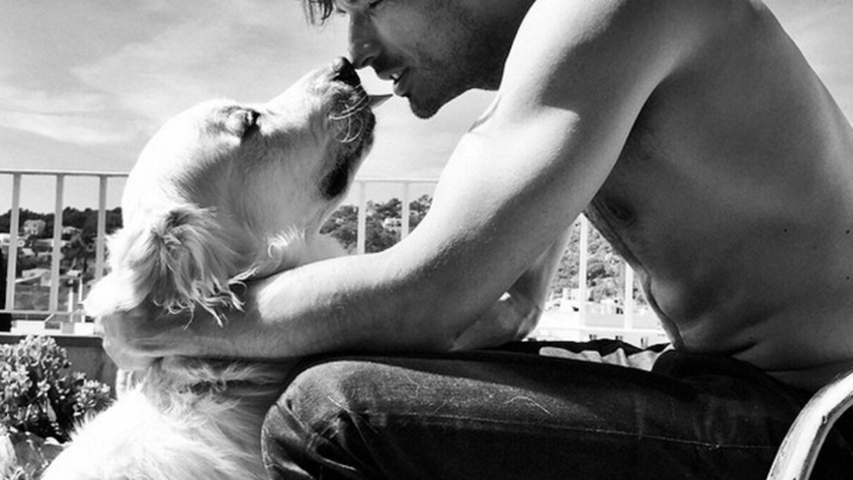 Andrés Velencoso y su perro, Herry