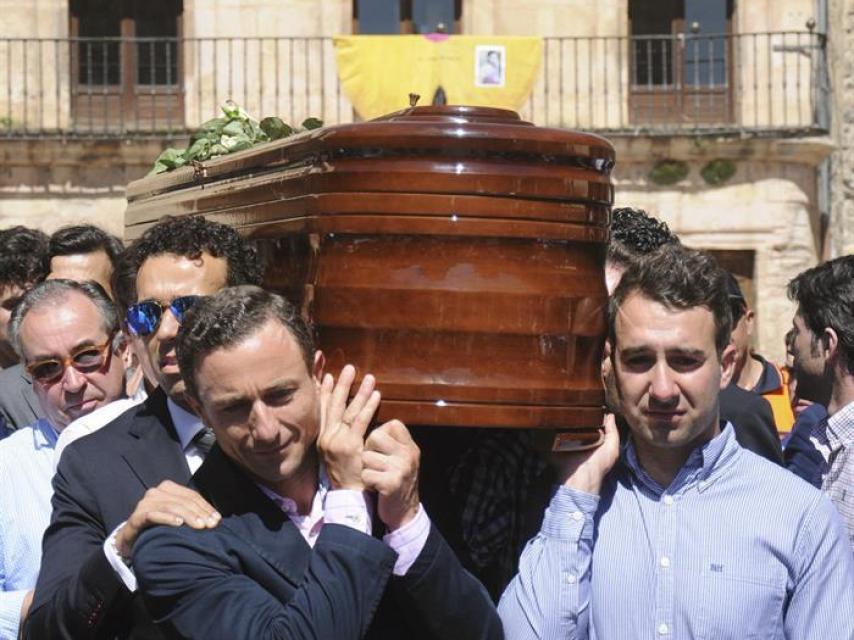 Compañeros toreros a su salida de la iglesia de San Bartolomé de la localidad segoviana de Sepúlveda