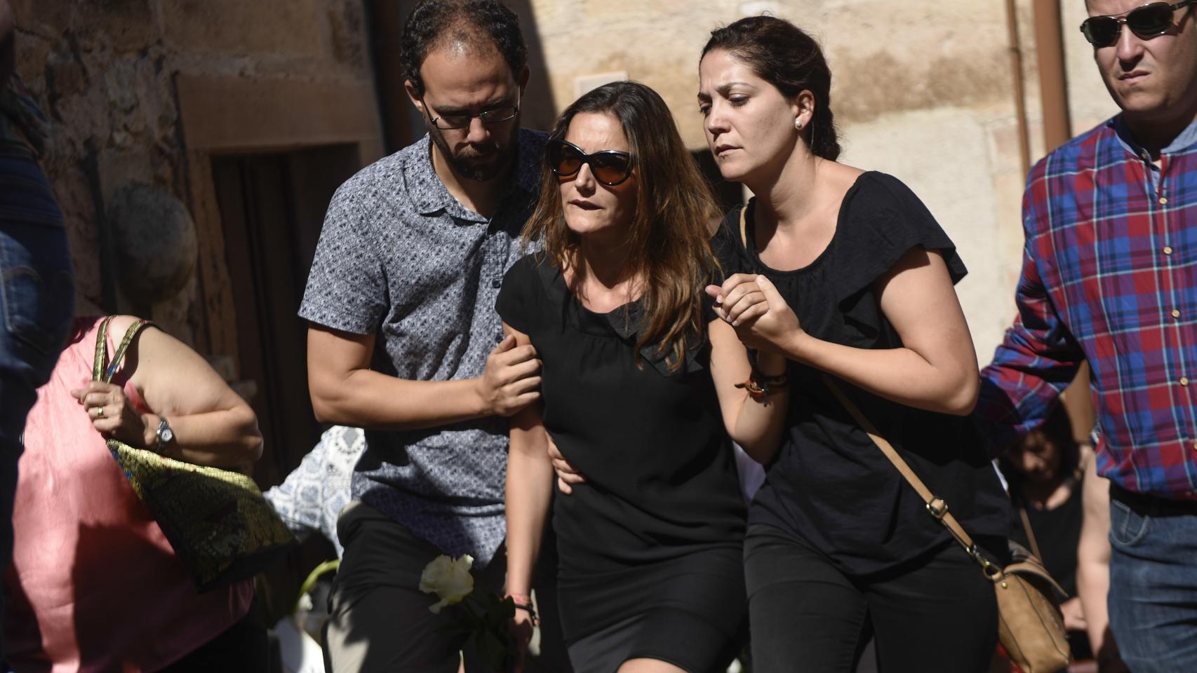 La viuda de Barrio,  Raquel Sanz, durante el entierro este lunes