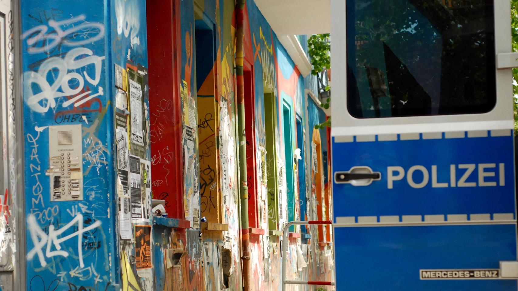 Calma vigilada en Rigaer Strasse berlinesa al medio día del lunes.