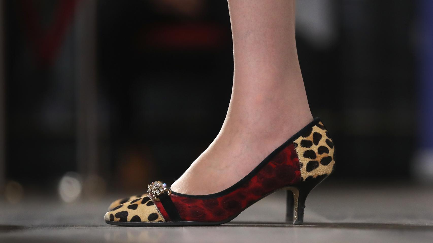 Los atrevidos zapatos de May son motivo de discusión.