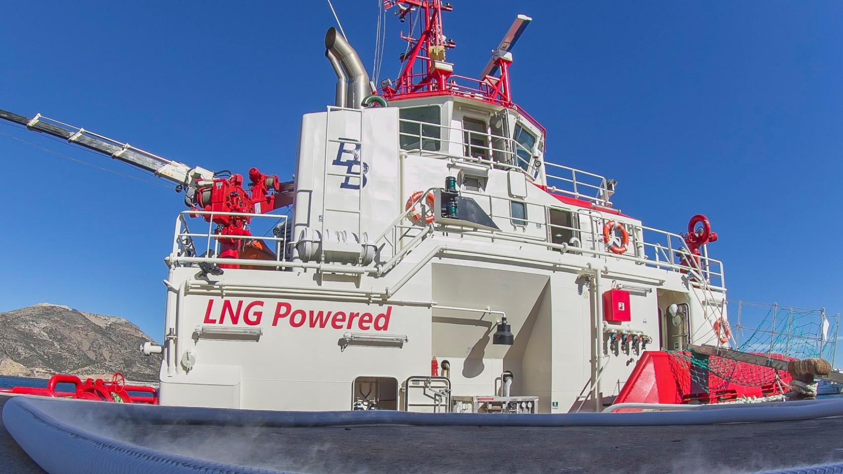 Buque propulsado por GNL en un suministro realizado en el Puerto de Algeciras / Foto cedida por CEPSA.