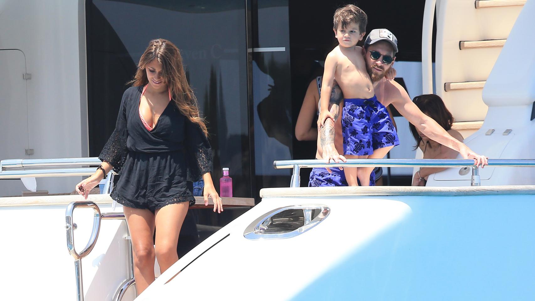 La familia Messi al completo disfruta del sol ibicenco.
