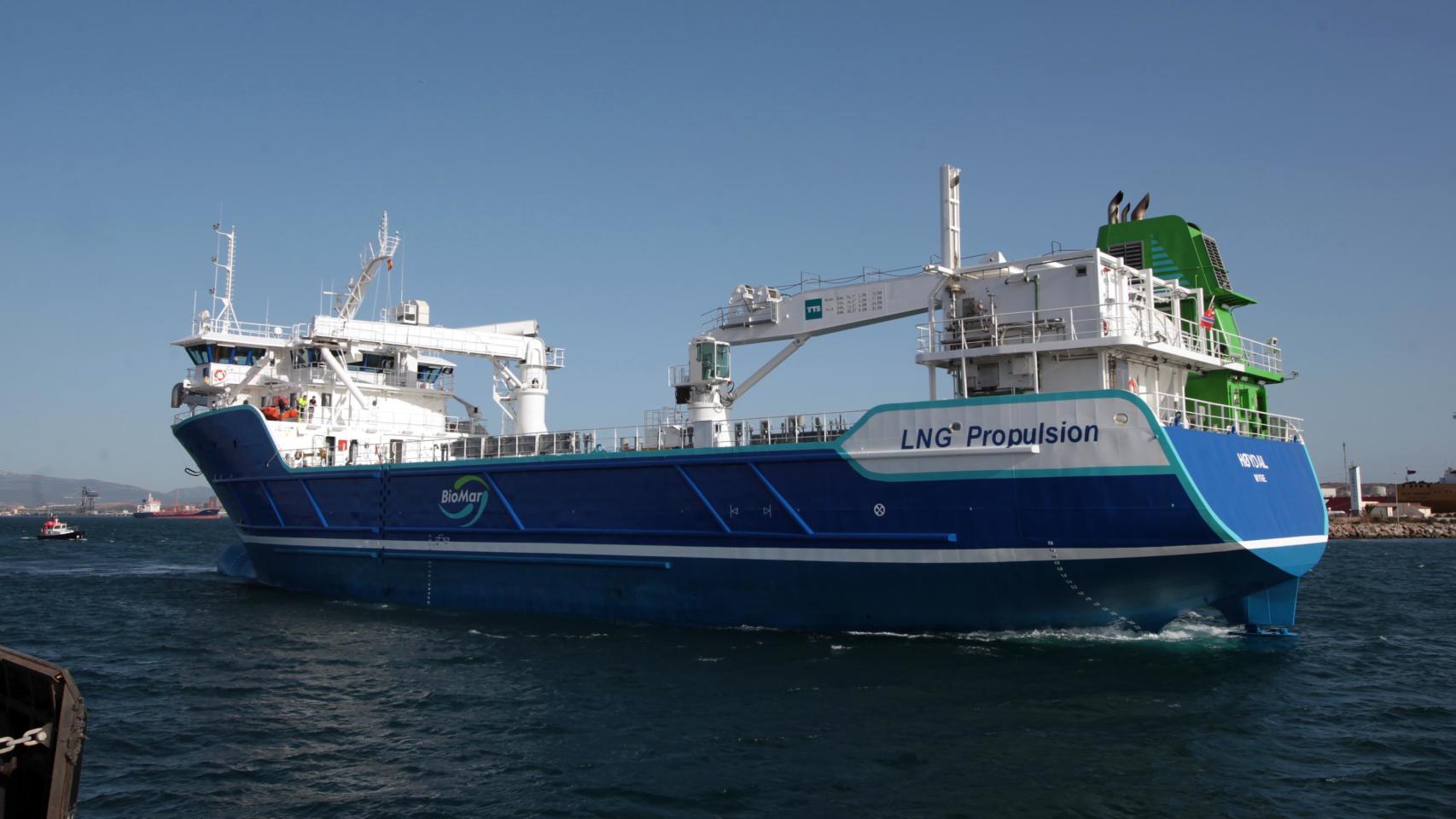 Barco impulsado por gas natural licuado.