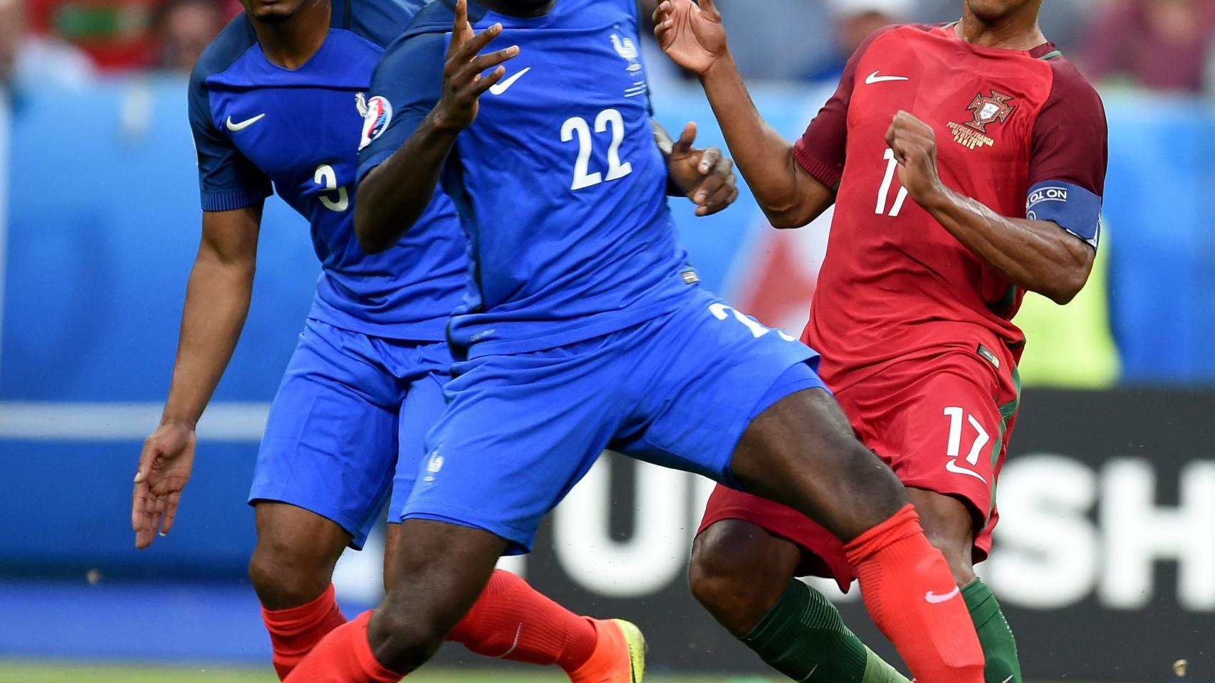 Umtiti disputa un balón con Nani en la final de la Eurocopa.