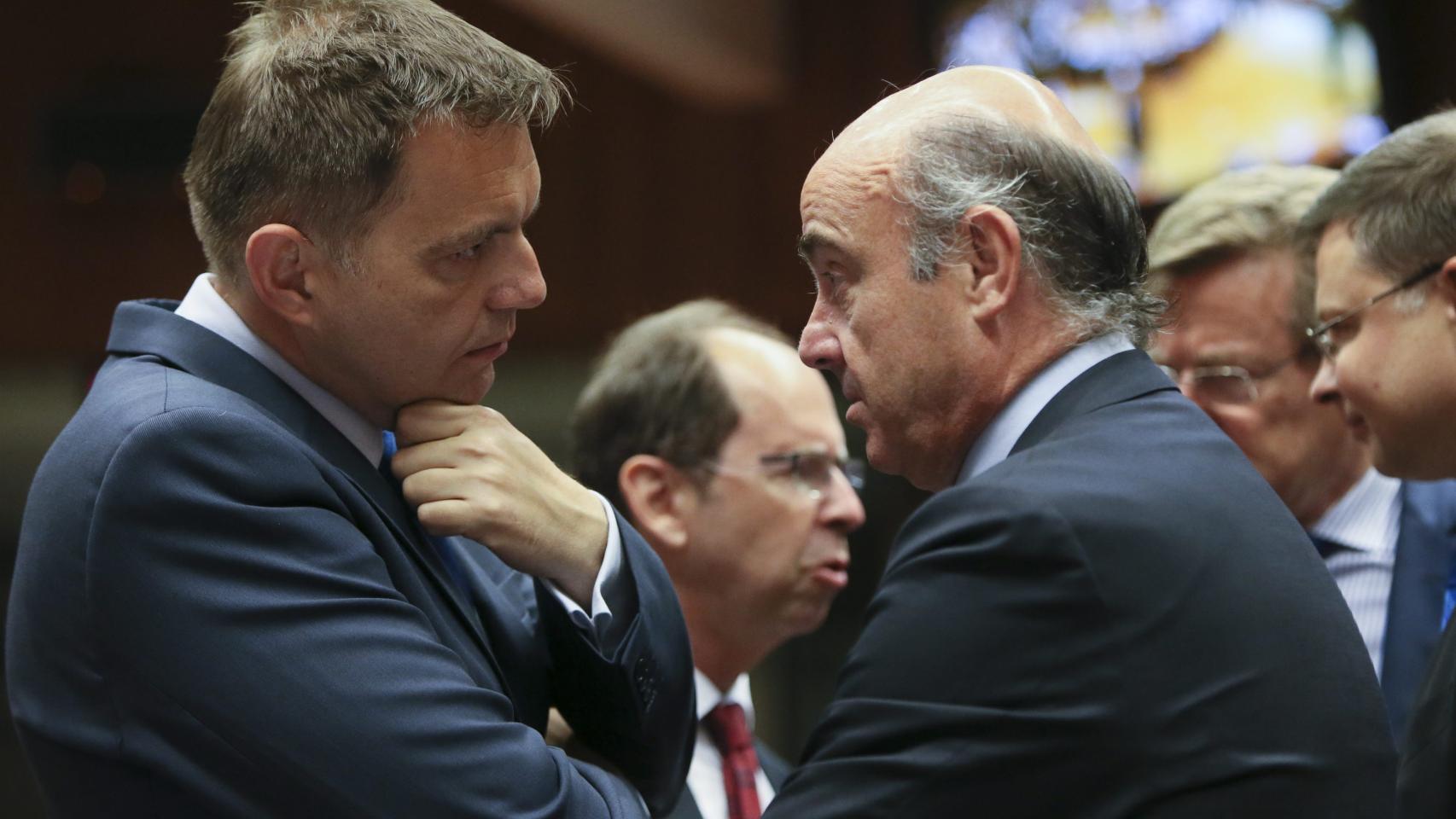 Guindos conversa con el presidente del Ecofin, Peter Kazimir