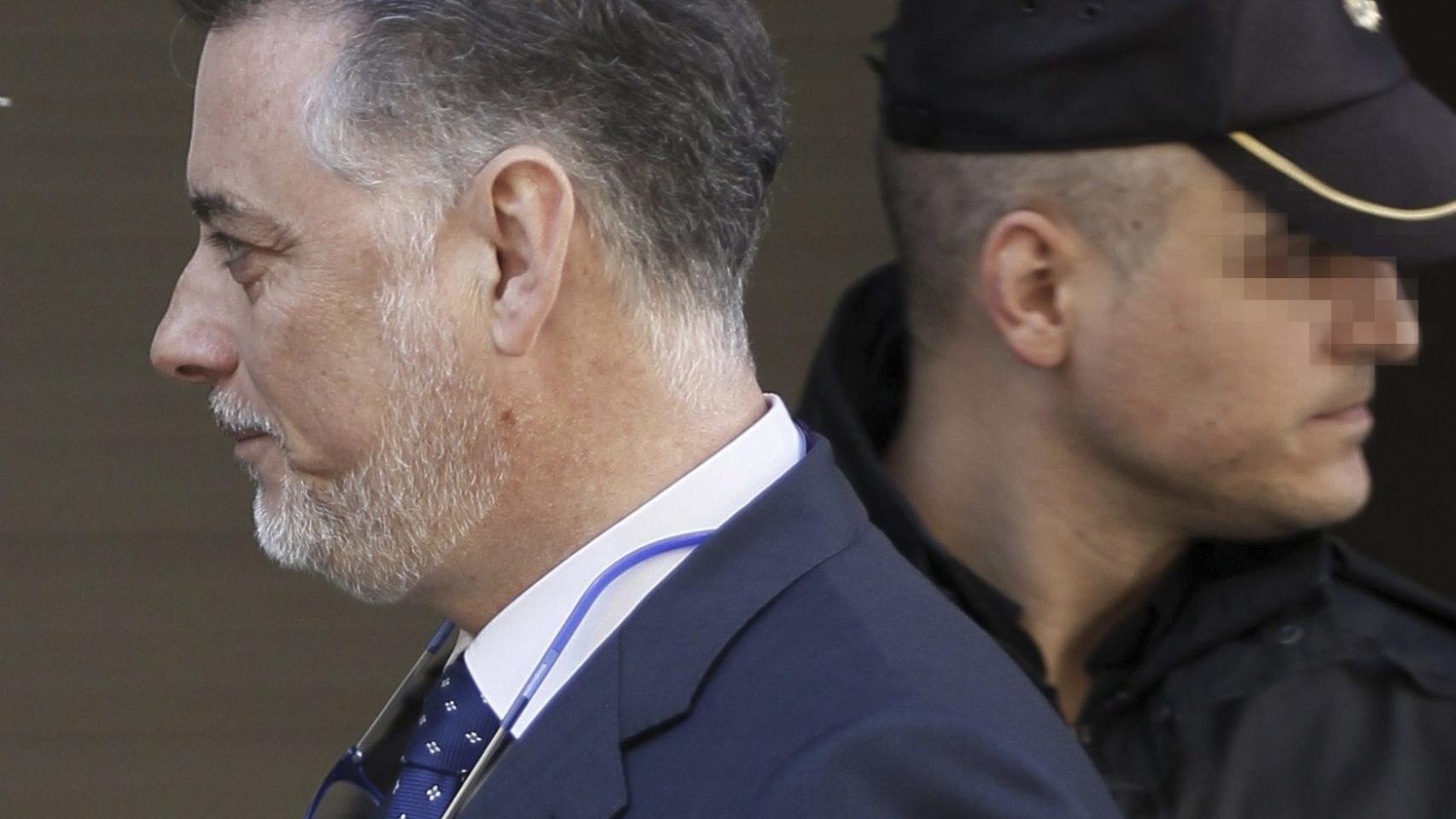 El ex consejero autonómico Alberto López Viejo entra en la Audiencia Nacional.