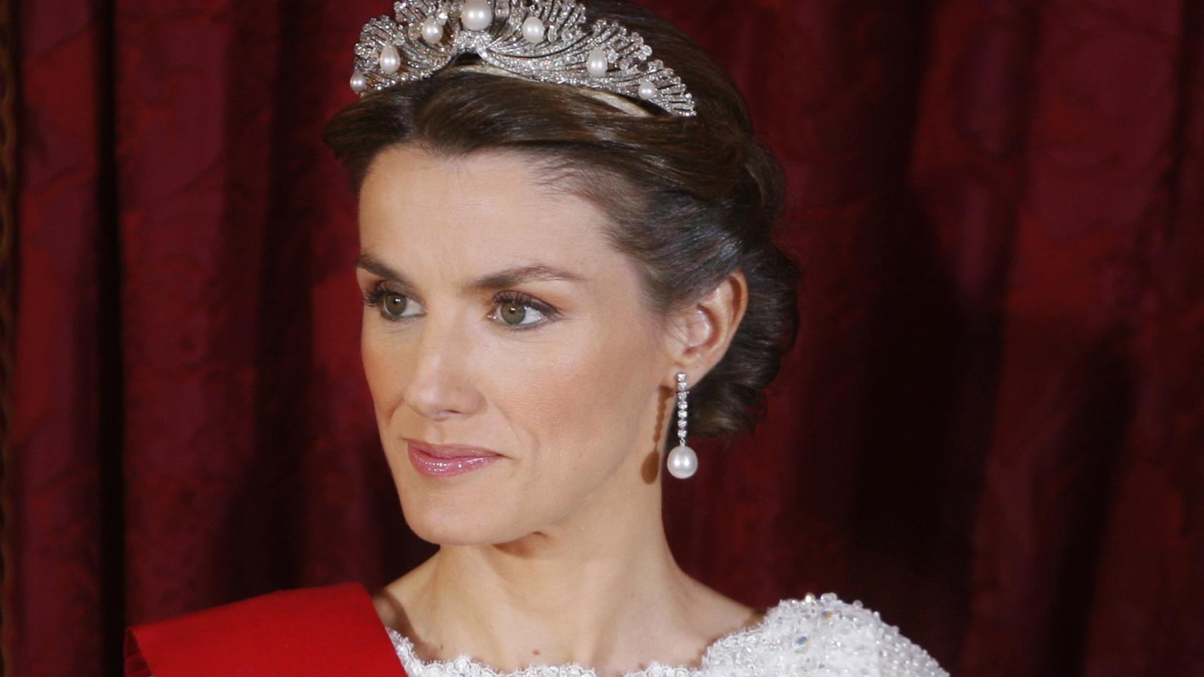 La reina Letizia con un peinado impecable para la ocasión.
