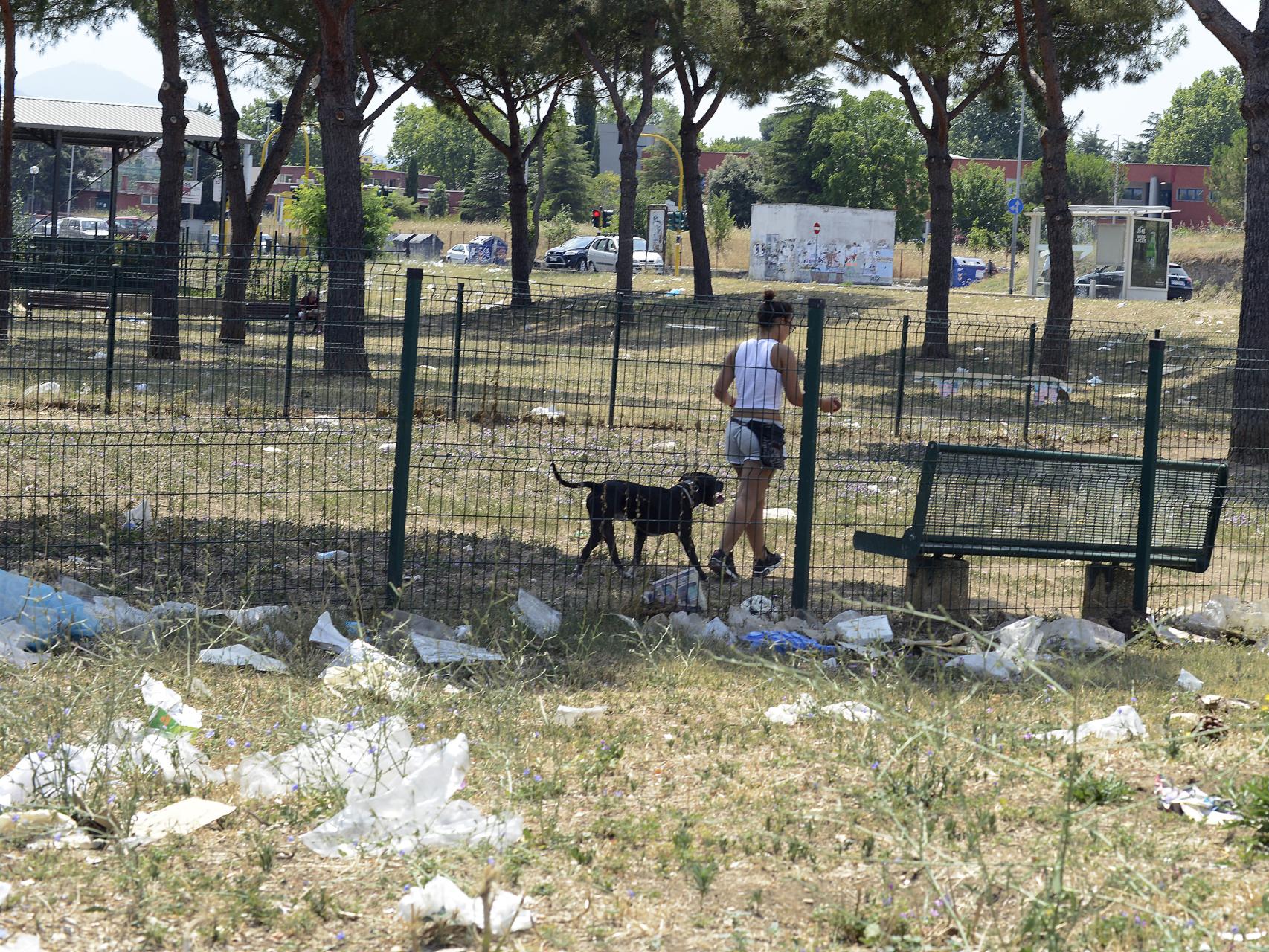 Españoles voluntarios en Tor Bella Monaca dicen que sus vecinos están abandonados.