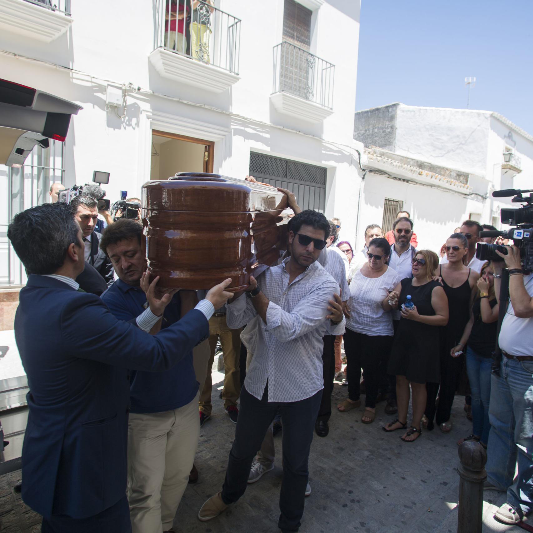 El cuerpo de 'El lebrijano' en la llegada al teatro.