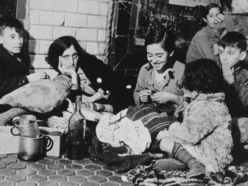 Desde que empezaron los bombardeos, los madrileños comenzaron a refugiarse en los andenes de Metro. Mucho antes que Londres, Madrid fue la primera capital europea bombardeada masivamente. Robert Capa / Magnum Photos / Contacto