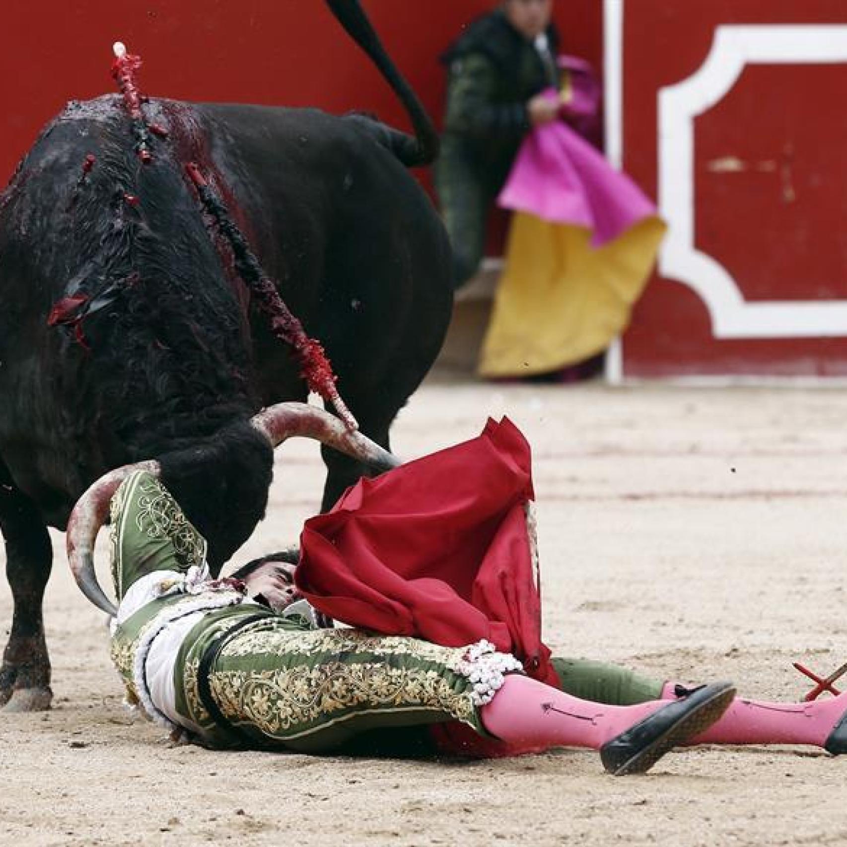 Revolcón sin consecuencias del diestro Miguel Angel Perera durante la faena a su primero de la tarde.
