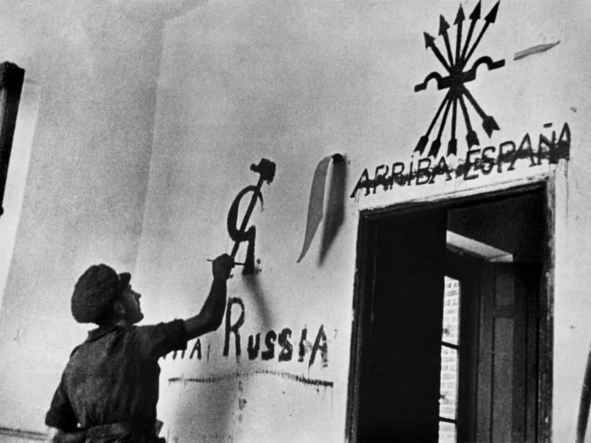 En octubre llegaron los primeros aviones y tanques rusos: Robert Capa / Magnum Photos / Contacto