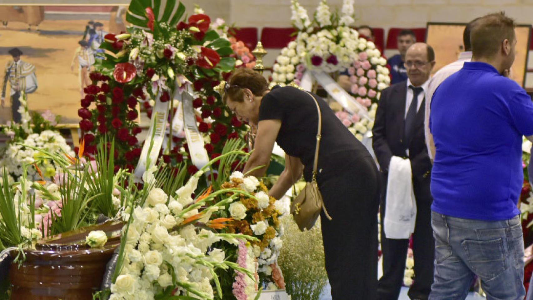 Pepe López, mozo de espadas de Víctor Barrio, con una toalla, al lado del féretro del torero.
