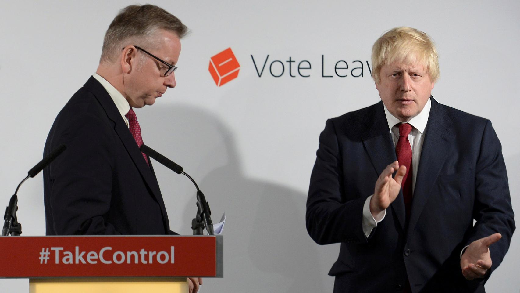 Boris Johnson aplaude una intervención de Michael Gove, Secretario de Justicia.