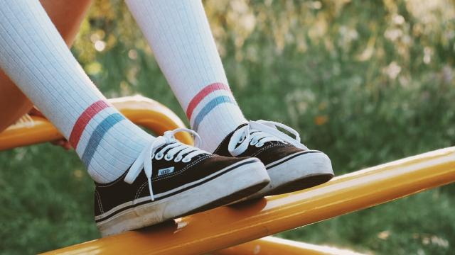 Una persona con zapatillas de deporte y calcetines.