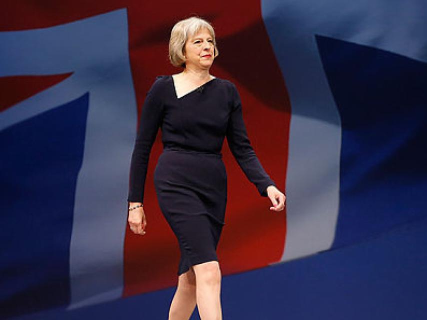 En la convención Tory, con un vestido de Roland Mouret de escote asimétrico.