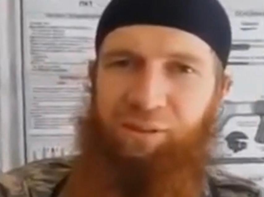 Hombre identificado como Al Shishani en un vídeo sin datar tomado por el grupo terrorista Estado Islámico.