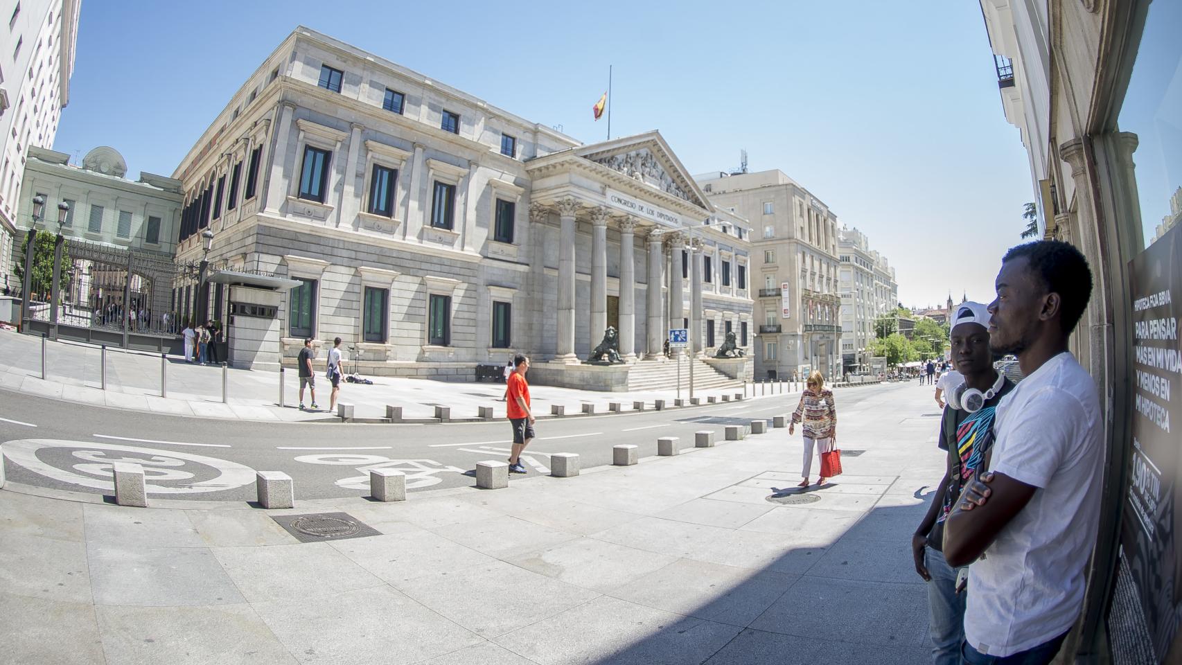 Roy y Theo esperan ante el Congreso para poder ver a Pablo Iglesias.