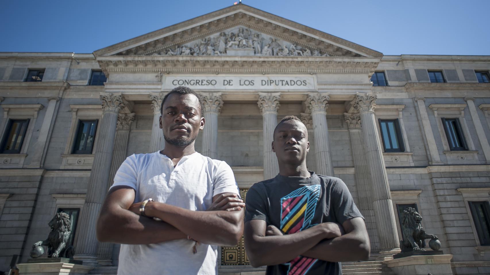 Roy y Theodore, compañeros de viaje, posan ante el Congreso.
