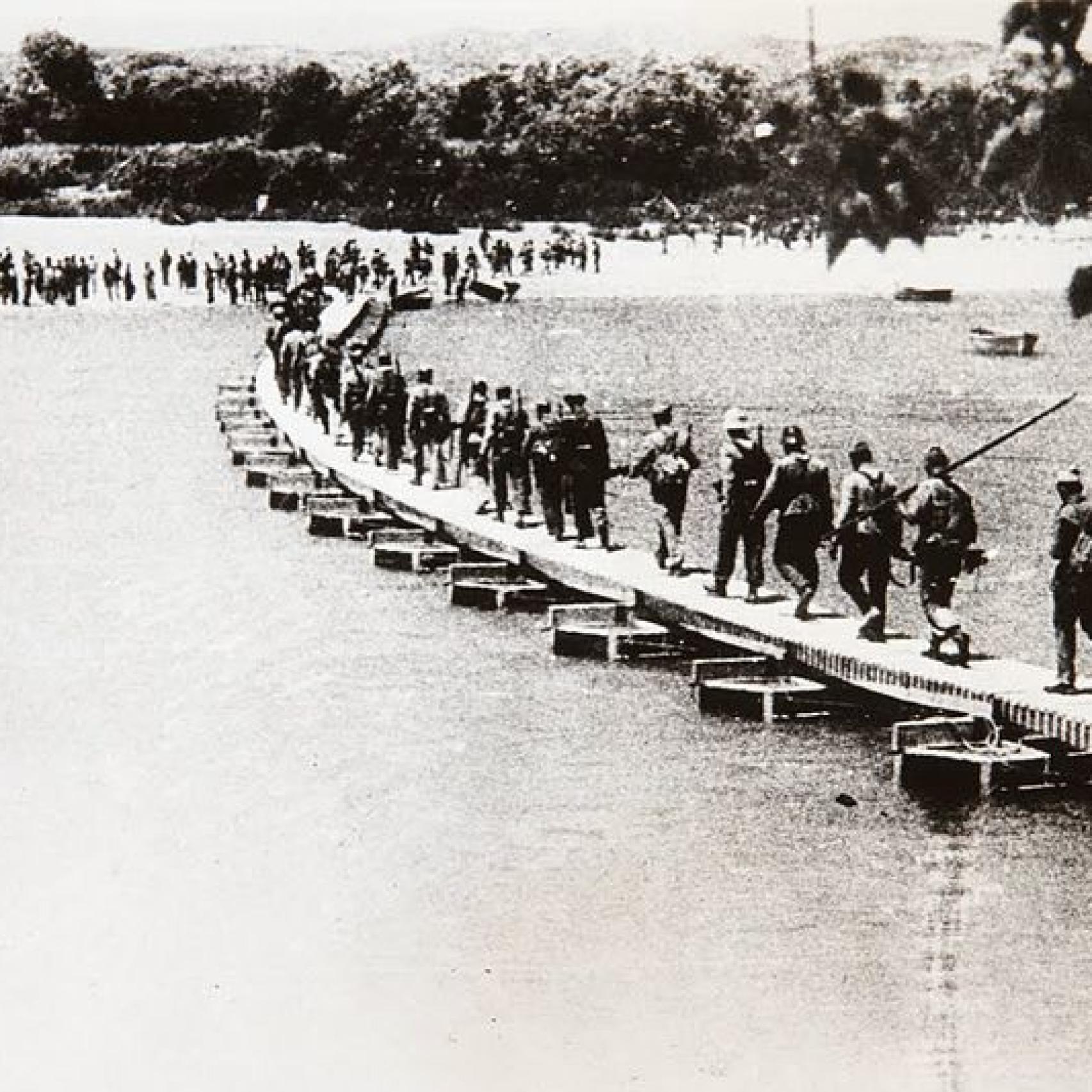El ejército republicano cruza el río Ebro.