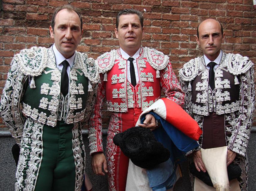 Los Pirris en la puerta de cuadrillas de la Plaza de Las Ventas. Los hermanos Pablo, a la izquierda, y Víctor Hugo, a la derecha. En el centro, David.