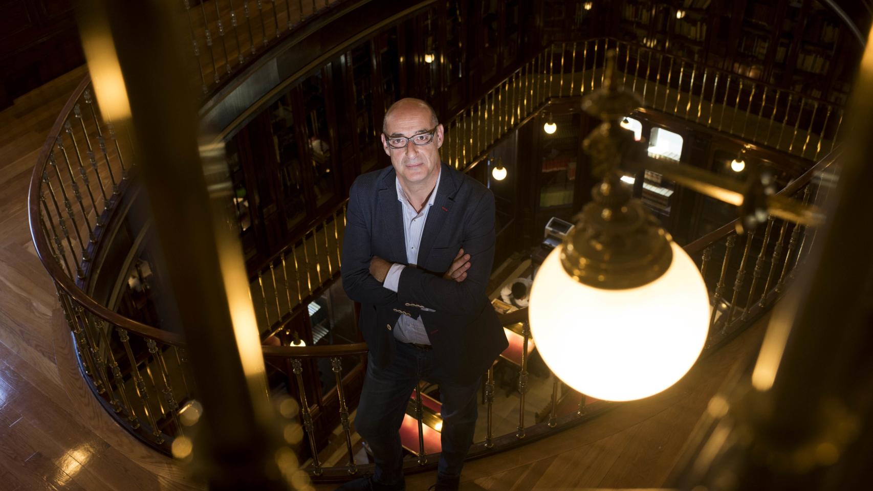 El diputado Félix Álvarez, en la Biblioteca del Congreso.