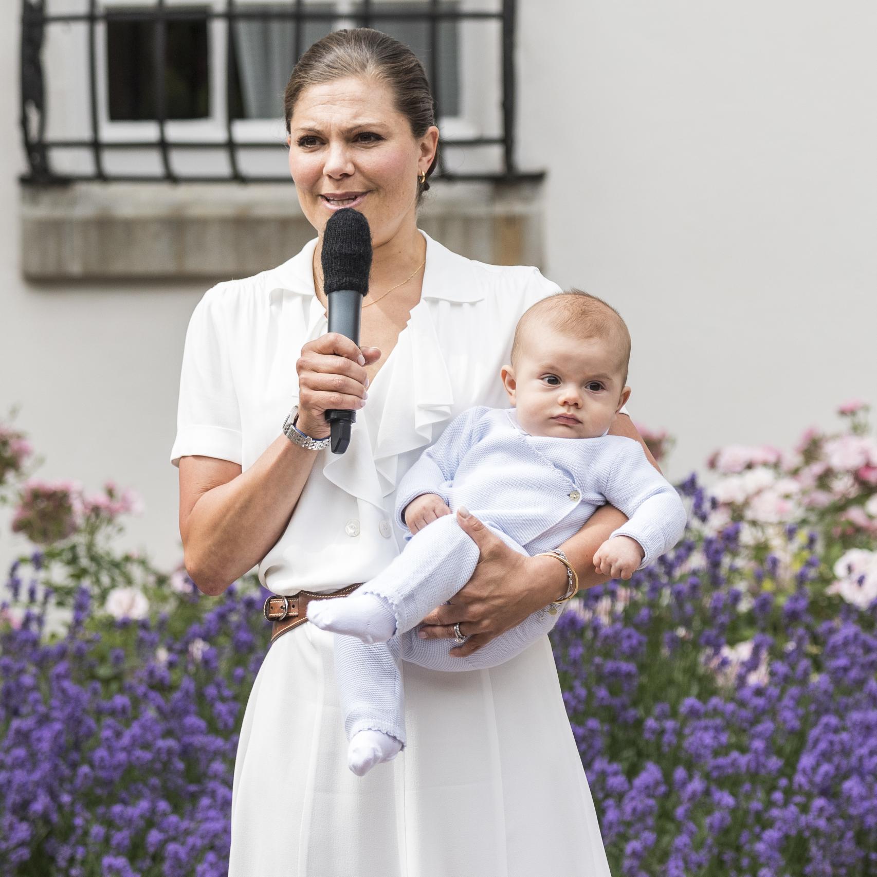 Victoria de Suecia, con el pequeño Oscar en brazos, se dirige a los asistentes.