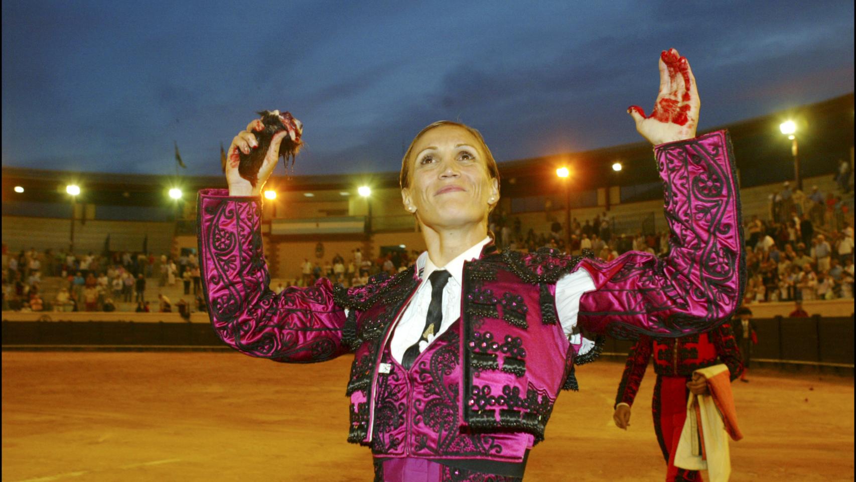Sánchez saluda triunfante al público.