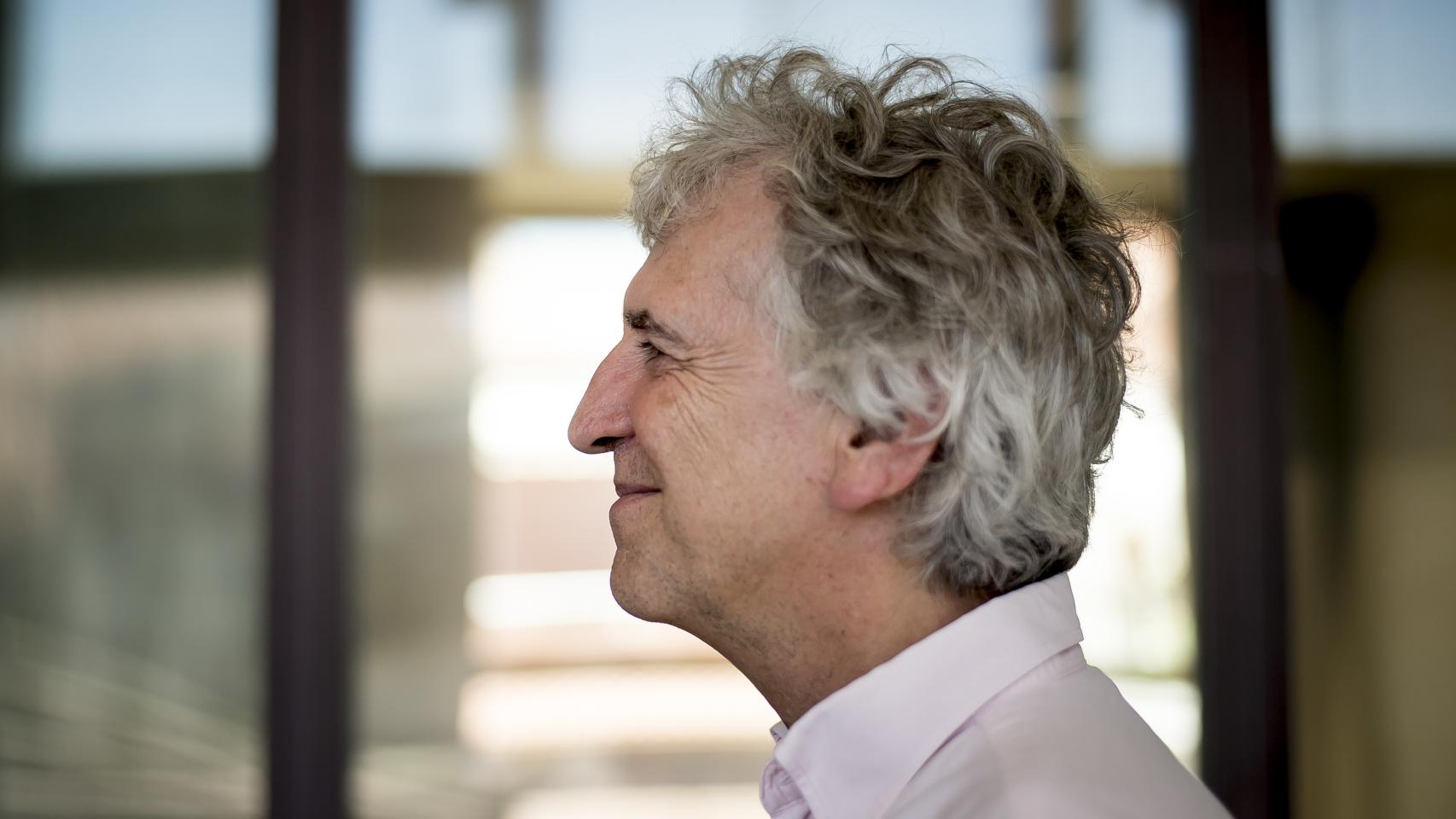 Juan Luis Arsuaga, de perfil en el Colegio de Arquitectos de Madrid