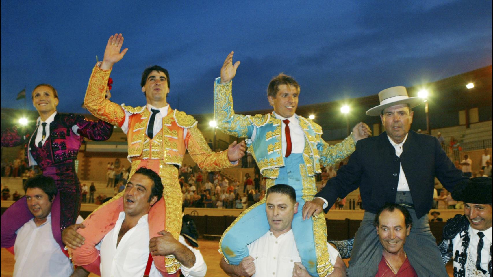 La torero sale en hombros del ruedo con el resto de sus compañeros en Torremolinos.