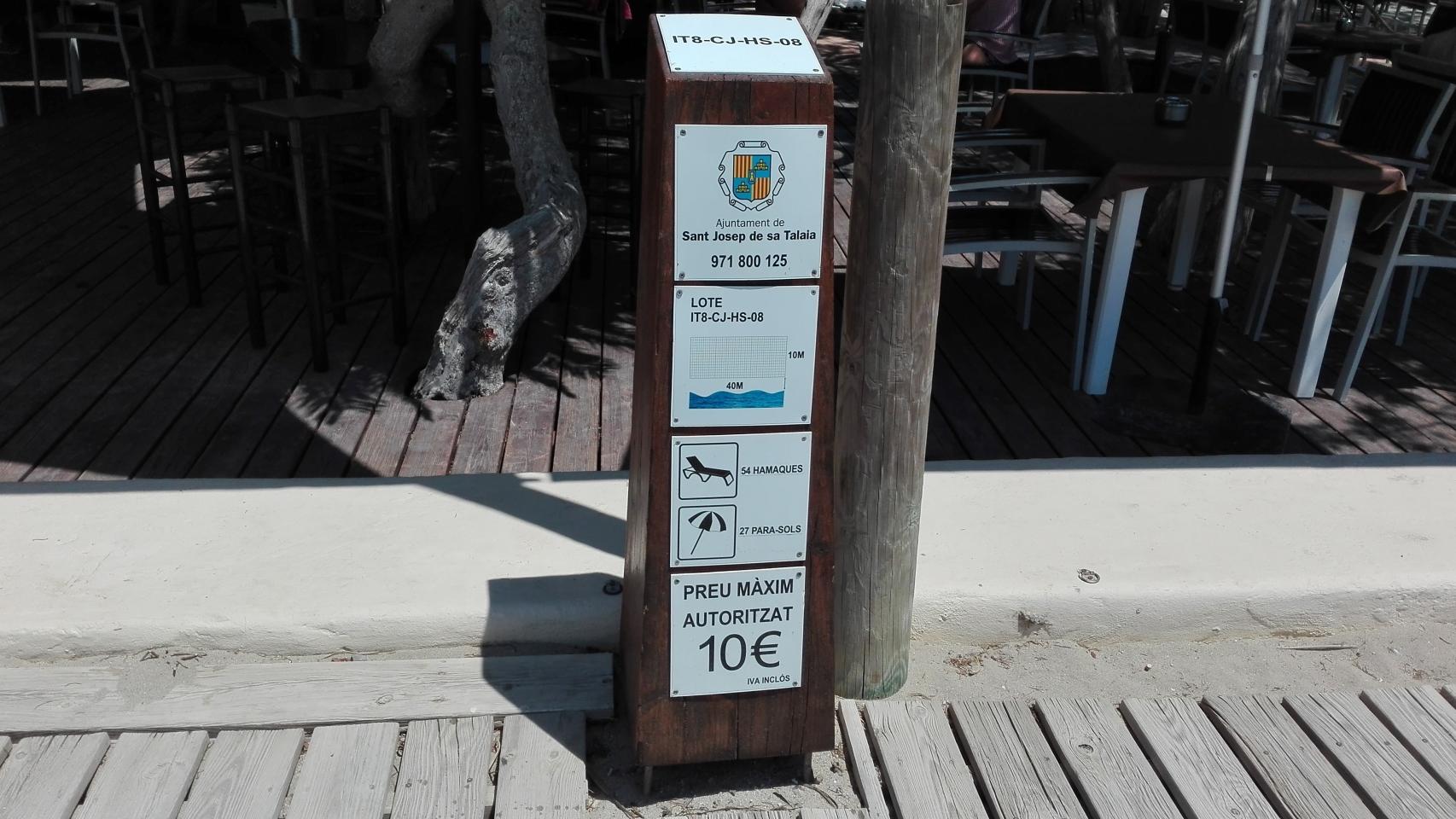 El tótem instalado por el ayuntamiento en Cala des Jondal frente al restaurante Es Savina.