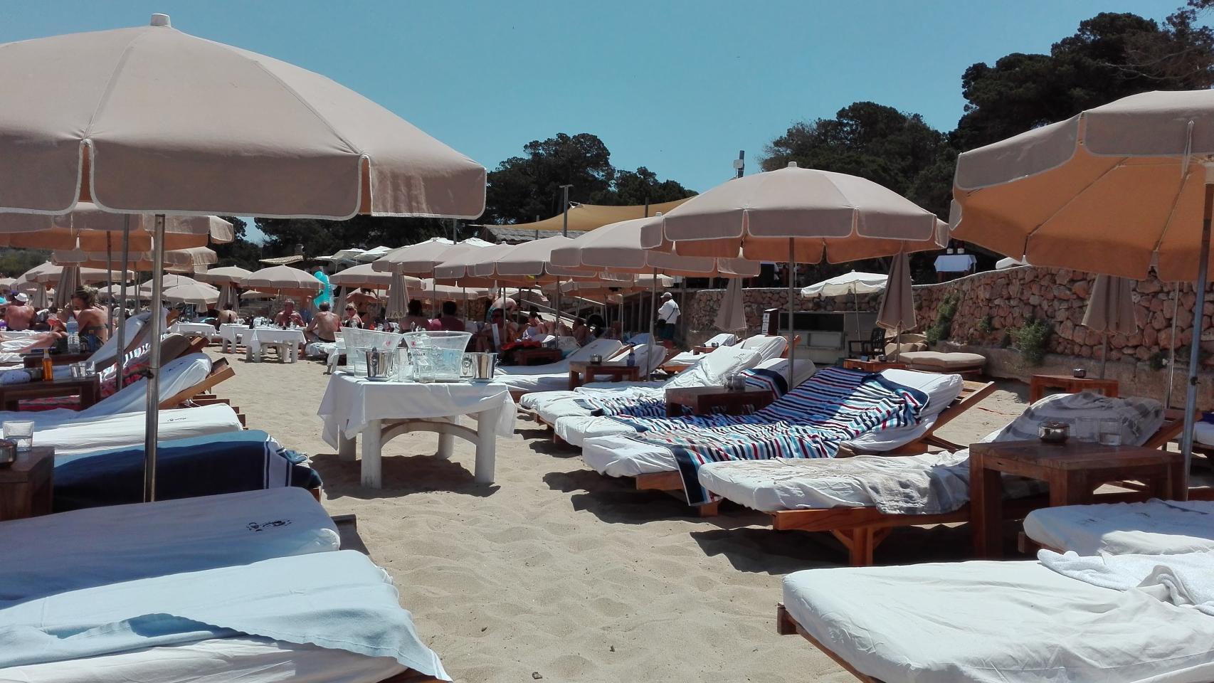 Hamacas en Cala Bassa.