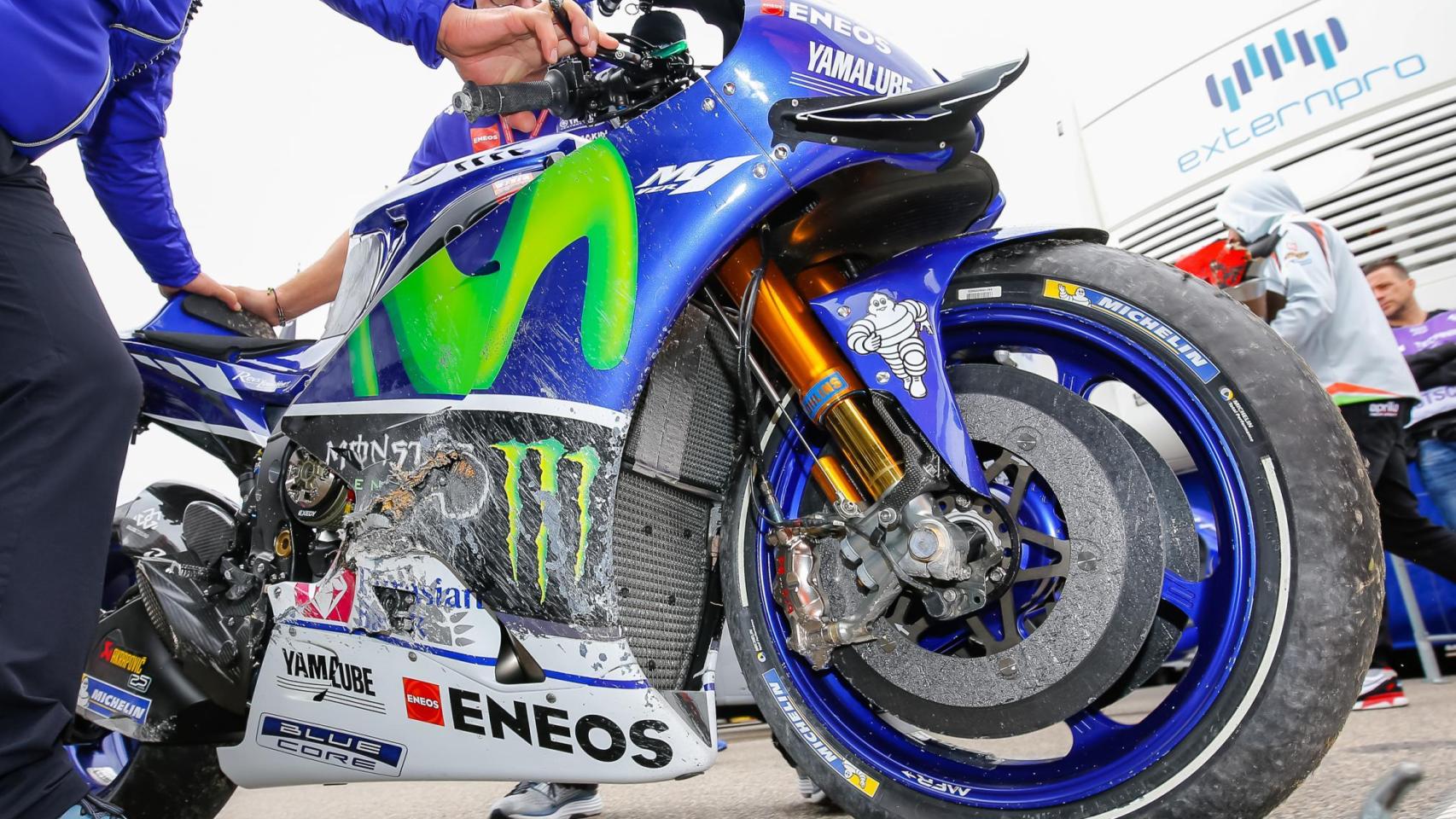 Estado de la Yamaha de Lorenzo tras la caída en la primera sesión del GP de Alemania.