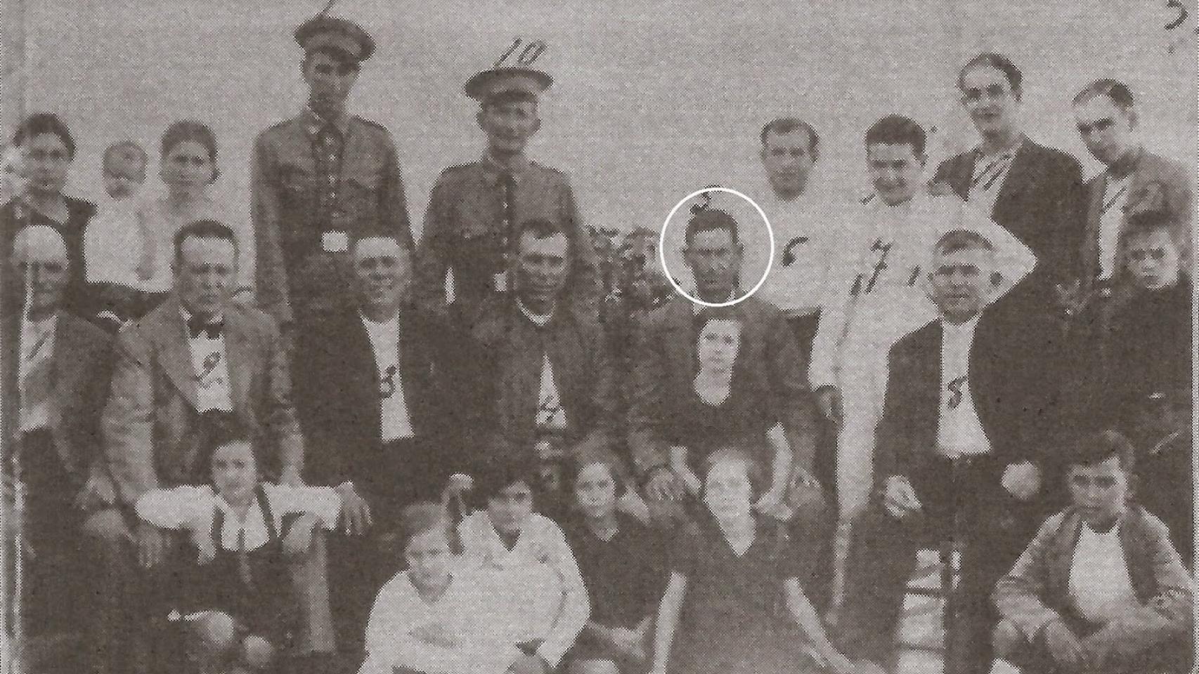 Antonio García López, alias “el Botella” junto a la corporacion republicana de Guillena.