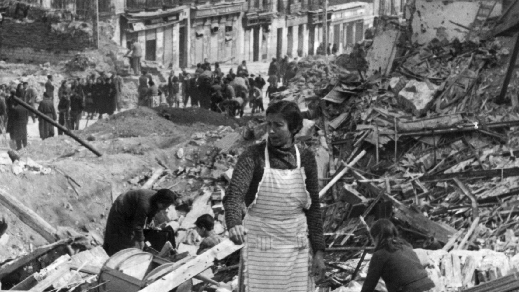 Destrucción tras un bombardeo en Madrid.