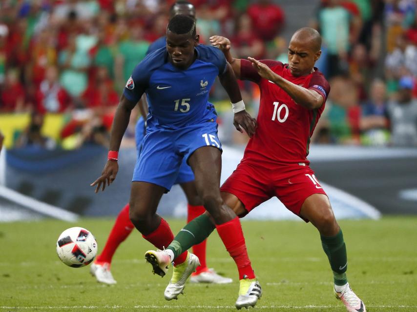 Pogba intenta controlar el balón en la final de la Eurocopa.