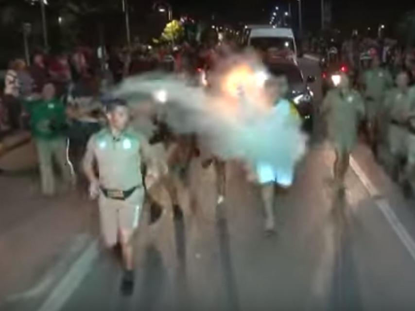 El ataque, extintor en mano, a la antorcha olímpica.