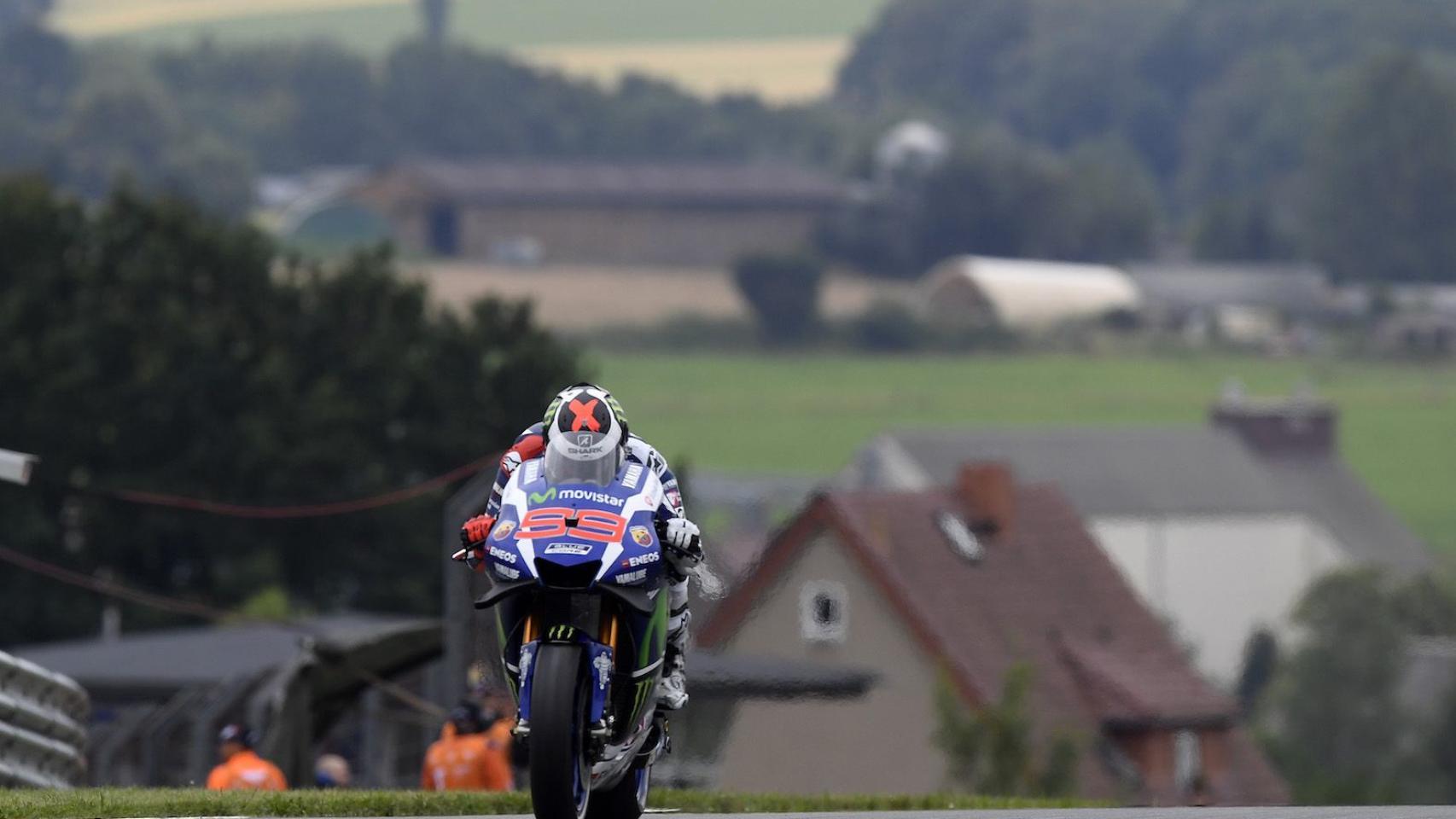 Lorenzo pilota su Yamaha M1 en el trazado alemán de Sachsenring.