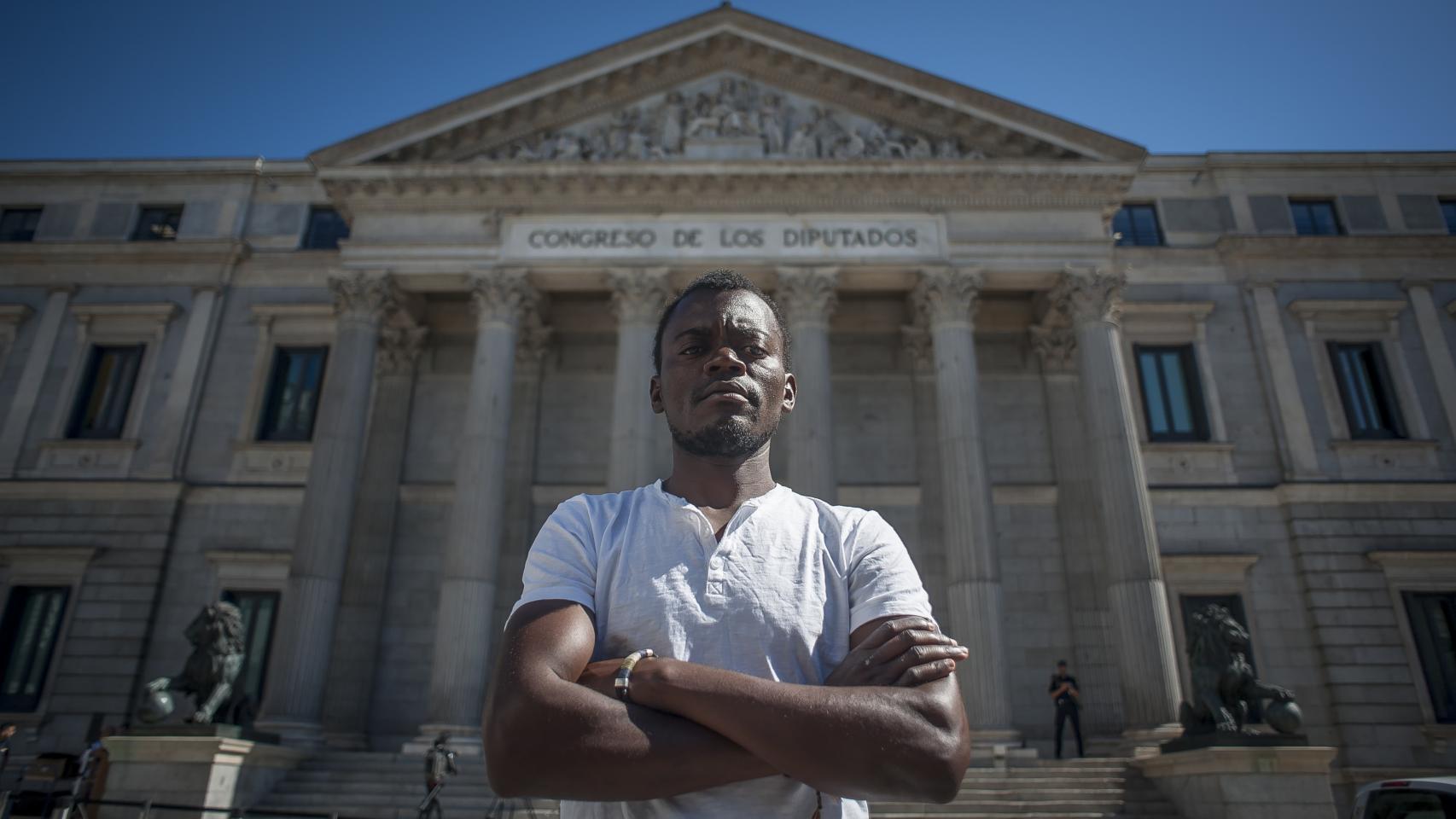 Roy Vainsly posa ante el Congreso de los Diputados.