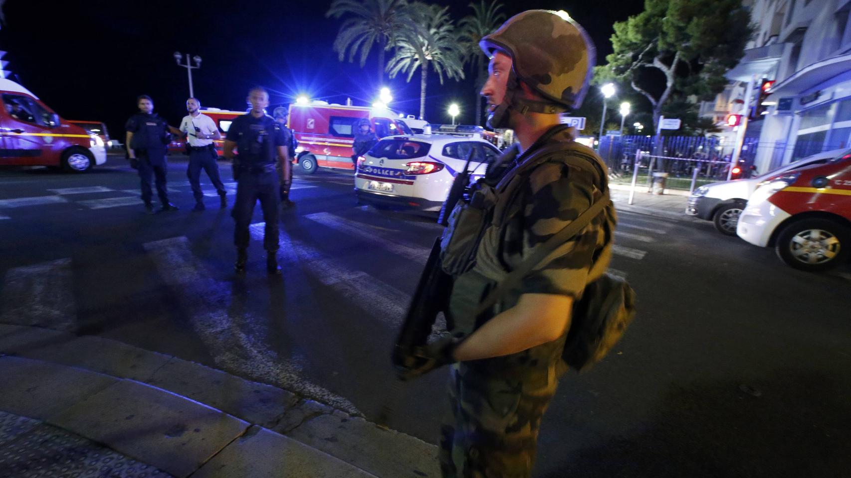 Soldados franceses acordonan la zona donde tuvo lugar el atentado.