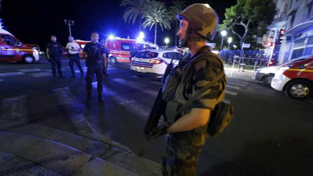 Soldados franceses acordonan la zona donde tuvo lugar el atentado.
