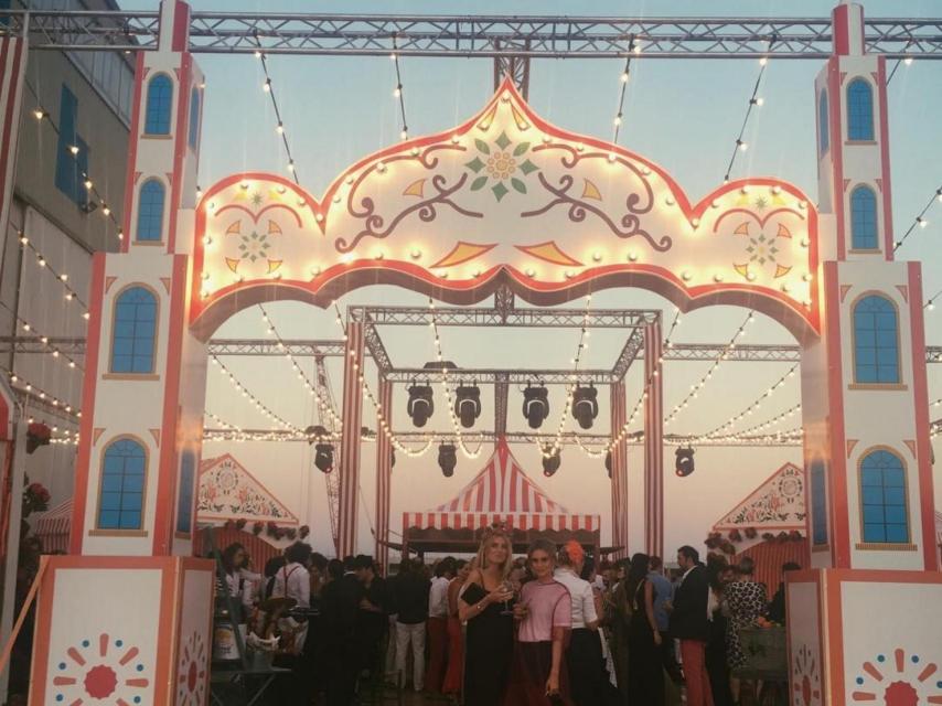 Entrada a la fiesta que simula la puerta de la Feria de Abril de Sevilla