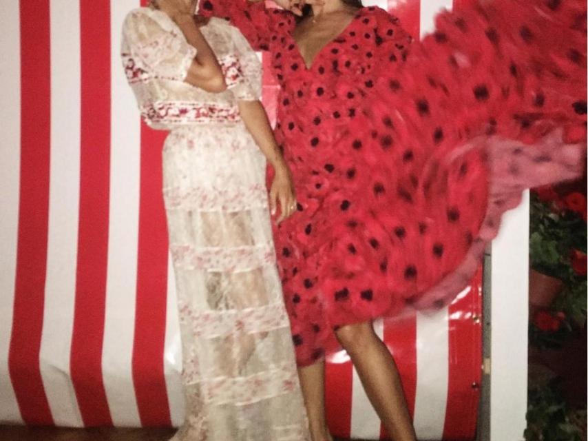 (izquierda) Gabriela Palatchi la novia con una amiga