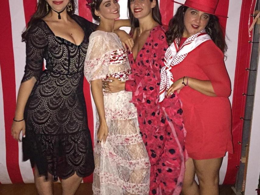 Gabriela Palatchi de blanco junto a tres amigas