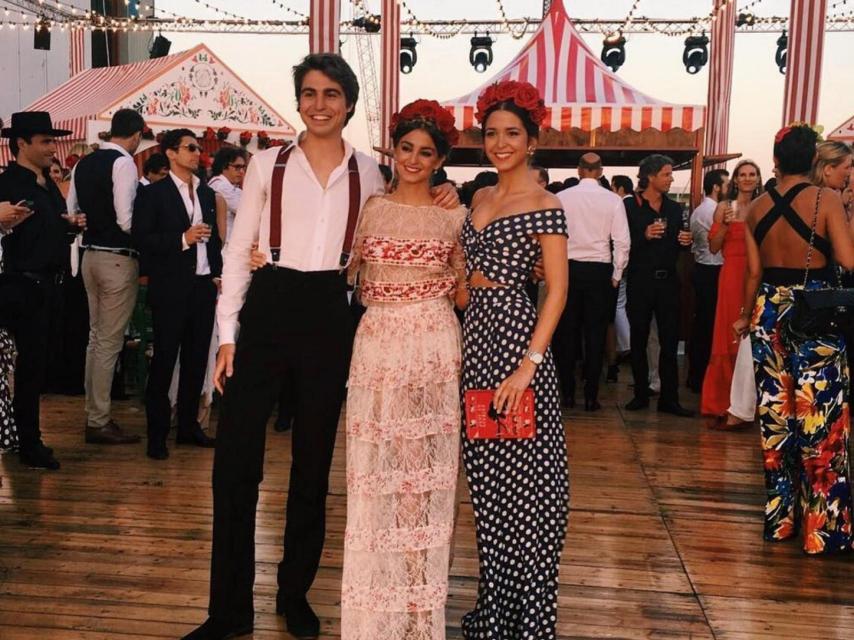 Gabriela ( en el centro) con sus hermanos Alberto y Marta