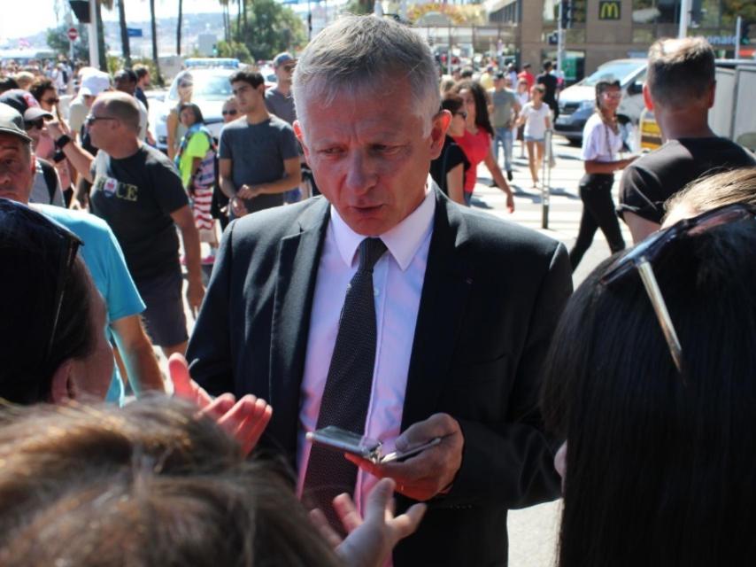 Benoît Kandel conversa con un grupo de personas en el Paseo de los Ingleses.
