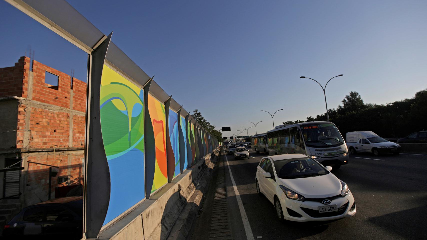 Carteles en Linha Vermelha.